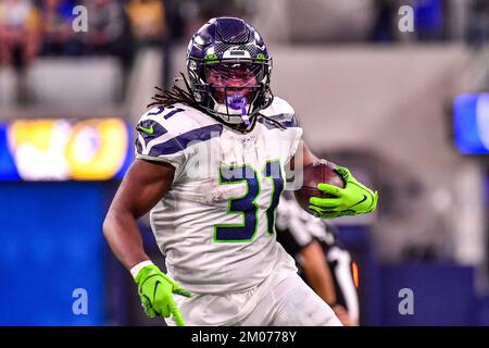 Inglewood, Californie. 4th décembre 2022. Seattle Seahawks en arrière DeeJay Dallas #31 court en action dans le quatrième trimestre pendant le match de football de la NFL contre les Seattle Seahawks.obligatoire crédit photo: Louis Lopez/Cal Sport Media/Alay Live News Banque D'Images