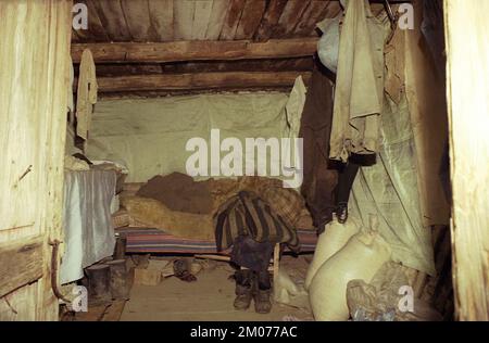 Comté de Prahova, Roumanie, mai 1990. À l'intérieur de la cabane d'un berger. Banque D'Images