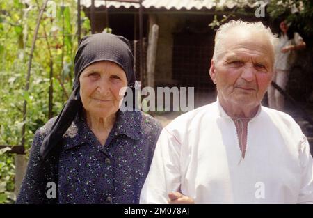 Couple de personnes âgées du comté de Prahova, Roumanie, environ 2002. Banque D'Images