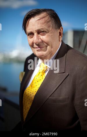 0/10/09 Barry Humphries, comédien australien, satiriste, dadaïste, artiste et acteur de caractère peut-être mieux connu pour son alter sur scène et télévision Banque D'Images