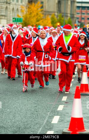 Liverpool, Royaume-Uni. 04th décembre 2022. Les coureurs font la course pendant la course annuelle de Liverpool Santa Dash. Des milliers de coureurs emportent dans les rues de Liverpool vêtus de père Noël en costume rouge et bleu de Santa lors du BTR Liverpool Santa Dash 2022, une collecte de fonds en 5k pour des organismes de bienfaisance dont l'hôpital pour enfants Alder Hey. Crédit : SOPA Images Limited/Alamy Live News Banque D'Images