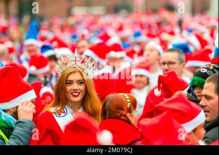 Liverpool, Royaume-Uni. 04th décembre 2022. Miss England 2022, Jessica Gagen participe à la Liverpool Santa Dash. Des milliers de coureurs emportent dans les rues de Liverpool vêtus de père Noël en costume rouge et bleu de Santa lors du BTR Liverpool Santa Dash 2022, une collecte de fonds en 5k pour des organismes de bienfaisance dont l'hôpital pour enfants Alder Hey. Crédit : SOPA Images Limited/Alamy Live News Banque D'Images