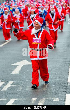 Liverpool, Royaume-Uni. 04th décembre 2022. Vainqueur de Big Brother UK 2000 Craig Phillips participe à la Liverpool Santa Dash. Des milliers de coureurs emportent dans les rues de Liverpool vêtus de père Noël en costume rouge et bleu de Santa lors du BTR Liverpool Santa Dash 2022, une collecte de fonds en 5k pour des organismes de bienfaisance dont l'hôpital pour enfants Alder Hey. Crédit : SOPA Images Limited/Alamy Live News Banque D'Images