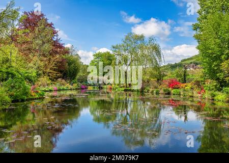 Pont à l'intérieur du jardin aquatique de Claude Monet à Giverny; France; Banque D'Images