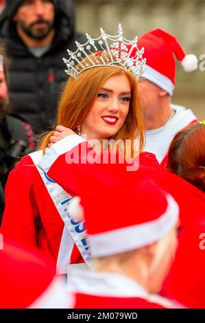 Liverpool, Royaume-Uni. 04th décembre 2022. Miss England 2022, Jessica Gagen participe à la Liverpool Santa Dash. Des milliers de coureurs emportent dans les rues de Liverpool vêtus de père Noël en costume rouge et bleu de Santa lors du BTR Liverpool Santa Dash 2022, une collecte de fonds en 5k pour des organismes de bienfaisance dont l'hôpital pour enfants Alder Hey. (Photo par Dave Rushen/SOPA Images/Sipa USA) crédit: SIPA USA/Alay Live News Banque D'Images