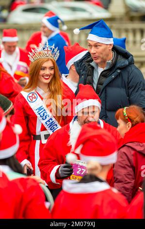 Liverpool, Royaume-Uni. 04th décembre 2022. Miss England 2022, Jessica Gagen participe à la Liverpool Santa Dash. Des milliers de coureurs emportent dans les rues de Liverpool vêtus de père Noël en costume rouge et bleu de Santa lors du BTR Liverpool Santa Dash 2022, une collecte de fonds en 5k pour des organismes de bienfaisance dont l'hôpital pour enfants Alder Hey. (Photo par Dave Rushen/SOPA Images/Sipa USA) crédit: SIPA USA/Alay Live News Banque D'Images