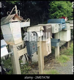 Boîtes aux lettres de l'île Waiheke en Nouvelle-Zélande dans la zone rurale de l'île Banque D'Images