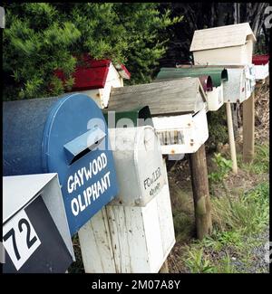 Boîtes aux lettres de l'île Waiheke en Nouvelle-Zélande dans la zone rurale de l'île Banque D'Images