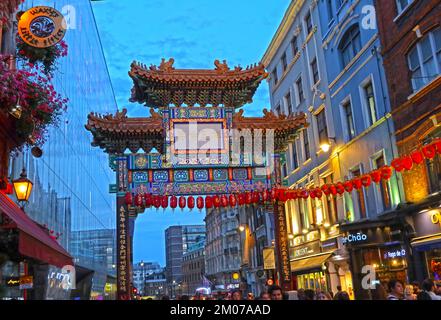 Chinatown Gate à la tombée de la nuit, grand arc d'entrée, dans le quartier animé de Chinatown à Londres, 10 Wardour St, West End, Londres W1D 6BZ, Angleterre, ROYAUME-UNI Banque D'Images