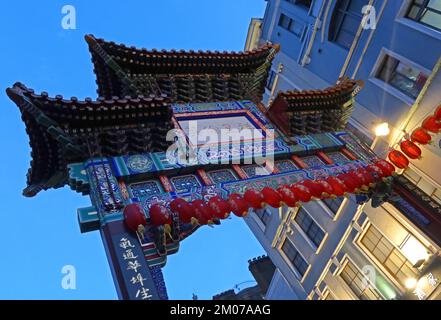 Chinatown Gate à la tombée de la nuit, grand arc d'entrée, dans le quartier animé de Chinatown à Londres, 10 Wardour St, West End, Londres W1D 6BZ, Angleterre, ROYAUME-UNI Banque D'Images