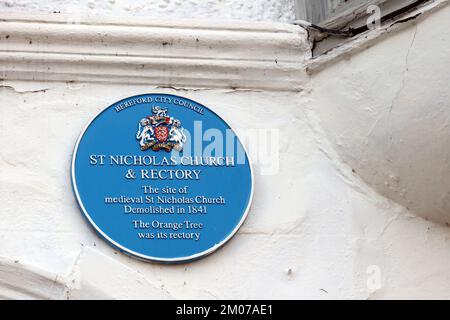 Hereford City Council, plaque bleue de l'église Saint-Nicolas au pub Orange Tree, église médiévale Saint-Nicolas, démolie en 1841 Banque D'Images