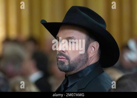 Washington, Vereinigte Staaten. 04th décembre 2022. Le musicien Garth Brooks arrive pour une réception en l'honneur de la cérémonie annuelle de remise des prix du Kennedy Center 45th organisée par le président des États-Unis Joe Biden et la première dame Dr. Jill Biden à la Maison Blanche à Washington, DC, dimanche, 4 décembre 2022. Credit: Chris Kleponis/CNP/dpa/Alay Live News Banque D'Images