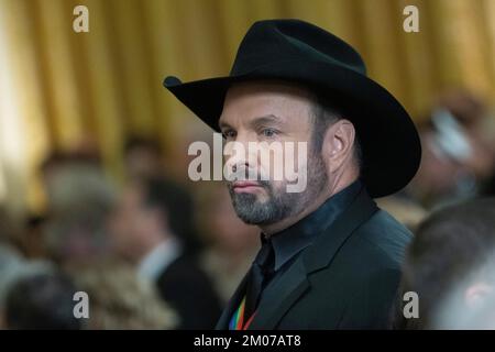 Washington, Vereinigte Staaten. 04th décembre 2022. Le musicien Garth Brooks arrive pour une réception en l'honneur de la cérémonie annuelle de remise des prix du Kennedy Center 45th organisée par le président des États-Unis Joe Biden et la première dame Dr. Jill Biden à la Maison Blanche à Washington, DC, dimanche, 4 décembre 2022. Credit: Chris Kleponis/CNP/dpa/Alay Live News Banque D'Images