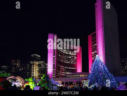 Toronto, Canada - 4 décembre 2022 : chaque année, Toronto remplit la place devant l'hôtel de ville d'un carnaval de Noël avec des lumières, des manèges et des vendeurs Banque D'Images