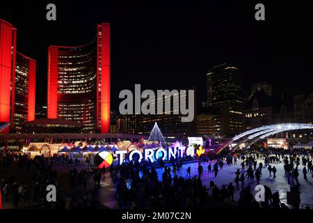 Toronto, Canada - 4 décembre 2022 : chaque année, Toronto remplit la place devant l'hôtel de ville d'un carnaval de Noël avec des lumières, des manèges et des vendeurs Banque D'Images