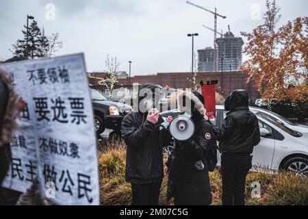 Bellevue, États-Unis. 04th décembre 2022. Les manifestants ont partagé leurs sentiments concernant les politiques de « zéro-Covid » et de « verrouillage » pendant la manifestation. Les manifestants ont organisé un rassemblement sous la forte pluie en solidarité avec le peuple Urumqi à Bellevue, à Seattle. En Chine, le « livre blanc » était connu sous le nom de « Révolution de A4 ». Dans le parc du centre-ville de Bellevue, une vingtaine de manifestants se sont rassemblés pour manifester contre la politique « zéro covid » de la Chine et prier pour les victimes du tragique incendie à Urumqi. Crédit : SOPA Images Limited/Alamy Live News Banque D'Images