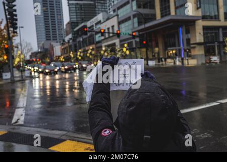 Bellevue, États-Unis. 04th décembre 2022. Un manifestant tient un écriteau pendant la démonstration. Les manifestants ont organisé un rassemblement sous la forte pluie en solidarité avec le peuple Urumqi à Bellevue, à Seattle. En Chine, le « livre blanc » était connu sous le nom de « Révolution de A4 ». Dans le parc du centre-ville de Bellevue, une vingtaine de manifestants se sont rassemblés pour manifester contre la politique « zéro covid » de la Chine et prier pour les victimes du tragique incendie à Urumqi. Crédit : SOPA Images Limited/Alamy Live News Banque D'Images