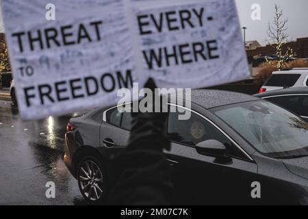 Bellevue, États-Unis. 04th décembre 2022. Un manifestant tient un écriteau pendant la démonstration. Les manifestants ont organisé un rassemblement sous la forte pluie en solidarité avec le peuple Urumqi à Bellevue, à Seattle. En Chine, le « livre blanc » était connu sous le nom de « Révolution de A4 ». Dans le parc du centre-ville de Bellevue, une vingtaine de manifestants se sont rassemblés pour manifester contre la politique « zéro covid » de la Chine et prier pour les victimes du tragique incendie à Urumqi. Crédit : SOPA Images Limited/Alamy Live News Banque D'Images