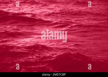 Viva texture magenta de l'eau de mer. Eau de piscine avec reflets de soleil. Couleur tendance 2023 ans. Banque D'Images