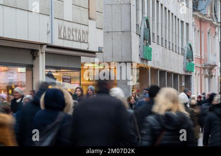 Trèves, Allemagne. 03rd décembre 2022. Les gens traversent une zone piétonne dans le centre-ville de Trèves, environ trois semaines avant Noël, et passent devant un ancien magasin de Karstadt qui a été fermé depuis un certain temps. Beaucoup de gens font leurs achats de Noël les week-ends de l'Avent. Credit: Harald Tittel/dpa/Alay Live News Banque D'Images