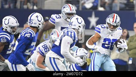 Arlington, États-Unis. 04th décembre 2022. Tony Pollard, cowboys de Dallas, est chassé par la défense des Indianapolis Colts lors de leur match NFL au AT&T Stadium d'Arlington, Texas, dimanche, 4 décembre 2022. Photo de Ian Halperin/UPI crédit: UPI/Alay Live News Banque D'Images