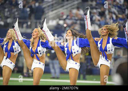 Arlington, États-Unis. 04th décembre 2022. Les meneurs de gaieté des Dallas Cowboys se déroulent pendant le match de l'équipe NFL des Indianapolis Colts au STADE AT&T d'Arlington, Texas, le dimanche, à 4 décembre 2022. Photo de Ian Halperin/UPI crédit: UPI/Alay Live News Banque D'Images