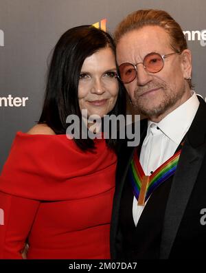 Washington, États-Unis. 04th décembre 2022. 2022 Kennedy Centre Honoree Bono du groupe de rock irlandais U2 (R) et sa femme Ali Hewson arrivent pour une soirée de gala à Washington, DC, dimanche, 4 décembre 2022. Les distinctions honorifiques sont décernées pour une réalisation à vie dans les arts et la culture. Photo de Mike Theiler/UPI crédit: UPI/Alay Live News Banque D'Images