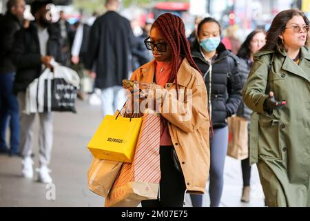 Londres, Royaume-Uni. 26th novembre 2022. Une femme utilise son téléphone mobile tout en marchant sur Oxford Street à Londres. (Photo de Dinendra Haria /SOPA Images/Sipa USA) crédit: SIPA USA/Alay Live News Banque D'Images