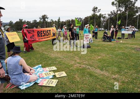 Canberra, Australie. 05th décembre 2022. Des manifestants contre le climat de diverses organisations se sont rassemblés devant le Parlement pour protester contre la condamnation draconienne de 15 mois de prison accordée à Violet Coco pour avoir bloqué le pont du port de Sydney. Crédit: Leo Bild/Alay Live News Banque D'Images