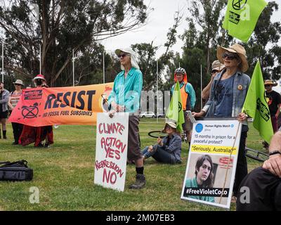 Canberra, Australie. 05th décembre 2022. Des manifestants contre le climat de diverses organisations se sont rassemblés devant le Parlement pour protester contre la condamnation draconienne de 15 mois de prison accordée à Violet Coco pour avoir bloqué le pont du port de Sydney. Crédit: Leo Bild/Alay Live News Banque D'Images