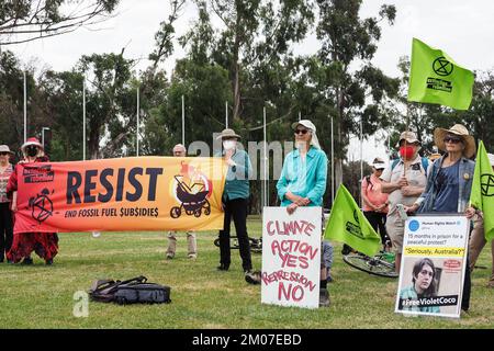 Canberra, Australie. 05th décembre 2022. Des manifestants contre le climat de diverses organisations se sont rassemblés devant le Parlement pour protester contre la condamnation draconienne de 15 mois de prison accordée à Violet Coco pour avoir bloqué le pont du port de Sydney. Crédit: Leo Bild/Alay Live News Banque D'Images