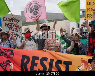 Canberra, Australie. 05th décembre 2022. Des manifestants contre le climat de diverses organisations se sont rassemblés devant le Parlement pour protester contre la condamnation draconienne de 15 mois de prison accordée à Violet Coco pour avoir bloqué le pont du port de Sydney. Crédit: Leo Bild/Alay Live News Banque D'Images