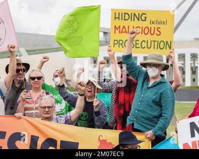 Canberra, Australie. 05th décembre 2022. Des manifestants contre le climat de diverses organisations se sont rassemblés devant le Parlement pour protester contre la condamnation draconienne de 15 mois de prison accordée à Violet Coco pour avoir bloqué le pont du port de Sydney. Crédit: Leo Bild/Alay Live News Banque D'Images