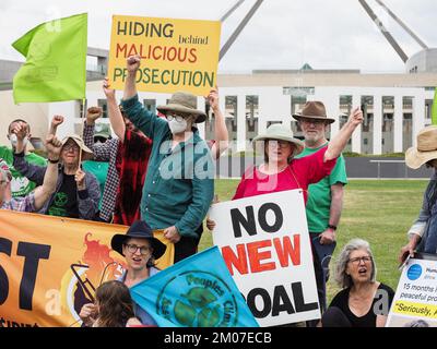 Canberra, Australie. 05th décembre 2022. Des manifestants contre le climat de diverses organisations se sont rassemblés devant le Parlement pour protester contre la condamnation draconienne de 15 mois de prison accordée à Violet Coco pour avoir bloqué le pont du port de Sydney. Crédit: Leo Bild/Alay Live News Banque D'Images