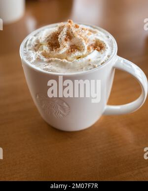 Tasse de café Starbucks au café Starbucks avec latte au caramel. Starbucks est la plus grande entreprise de café au monde - Vancouver BC Canada-2 décembre,2 Banque D'Images