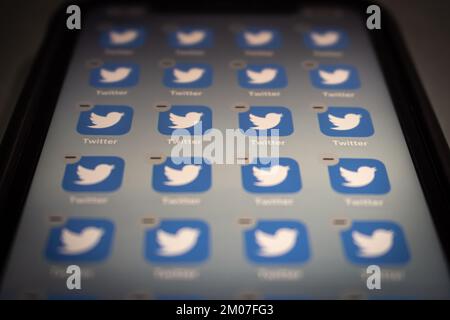 Vancouver CANADA - Déc 3 2022 : image d'un grand nombre d'icônes d'application Twitter avec un badge de suppression vu sur un iPhone. Le concept de mise à pied de masse Twitter d'Elon Musk Banque D'Images