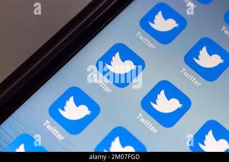Vancouver, CANADA - décembre 3 2022 : image conceptuelle d'un grand nombre d'icônes d'application Twitter sur un iPhone. Image de concept de mise à pied de masse Twitter d'Elon Musk. Banque D'Images