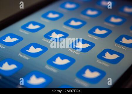 Vancouver, CANADA - décembre 3 2022 : image conceptuelle d'un grand nombre d'icônes d'application Twitter sur un iPhone. Image de concept de mise à pied de masse Twitter d'Elon Musk. Banque D'Images