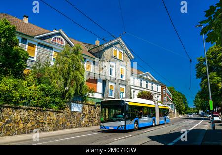 Bus électrique ou trolleybus à Solingen - Rhénanie-du-Nord-Westphalie, Allemagne Banque D'Images