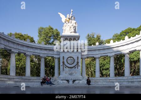 Vue sur l'hémicycle de Benito Juárez, monument néoclassique situé dans le parc central d'Alameda à Mexico, commémorant l'homme d'État mexicain Banque D'Images