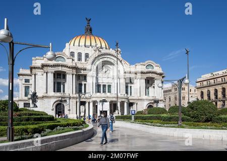 Détail architectural du Palacio de Bellas Artes (Palais des Beaux-Arts), un centre culturel de Mexico situé dans le centre-ville Banque D'Images