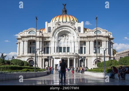 Détail architectural du Palacio de Bellas Artes (Palais des Beaux-Arts), un centre culturel de Mexico situé dans le centre-ville Banque D'Images