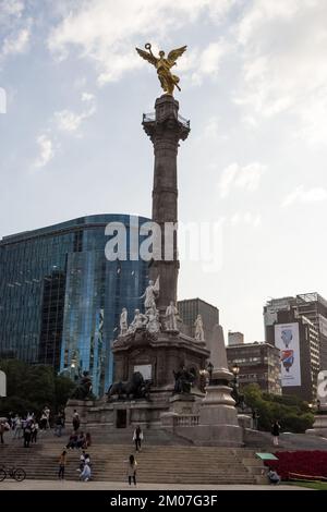 Détail architectural de l'Ange de l'indépendance, une colonne de victoire sur un rond-point sur l'artère principale du Paseo de la Reforma à Mexico Banque D'Images