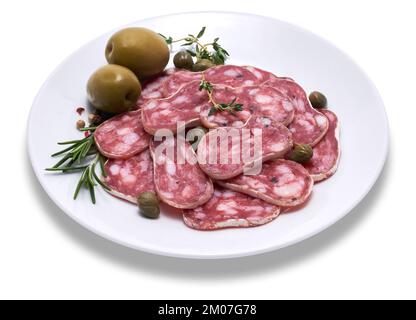 Tranches de saucisse de salami séchée fine Fuet espagnole sur plaque de céramique blanche isolée sur fond blanc Banque D'Images