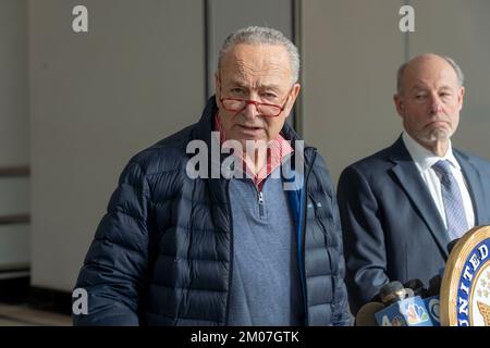 New York, États-Unis. 04th décembre 2022. Le leader de la majorité au Sénat, Chuck Schumer (D-NY), parle de l'augmentation de l'infection par le virus respiratoire syncytial (VRS) à New York. Selon le sénateur Schumer, les hôpitaux pour enfants de New York et de New York voient une augmentation d'environ 50 % de l'infection par le VRS et que le département américain de la Santé et des Services sociaux a besoin d'un plan complet pour traiter le VRS et être prêt à envoyer des médecins, Les infirmières et le personnel médical soutiennent NYC et LI si la poussée du VRS suit le rythme. Crédit : SOPA Images Limited/Alamy Live News Banque D'Images