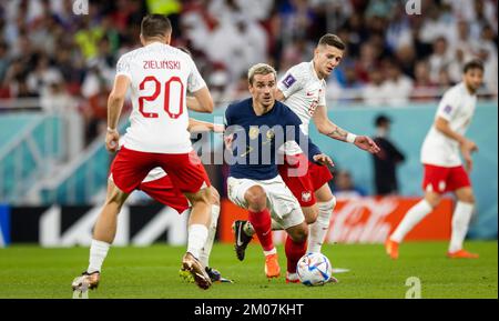 Doha, Qatar. 4th décembre 2022. Antoine Griezmann (FRA), Piotr Zielinski (Polen), Sebastian Szymanski (Polen) France - Pologne Frankreich Polen coupe du monde Banque D'Images