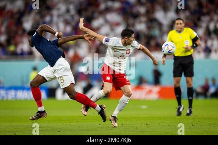 Doha, Qatar. 4th décembre 2022. Aurélien Tchouameni (FRA), Robert Lewandowski (Polen) France - Pologne coupe du monde Frankreich Polen 2022 au Qatar 04.12.2022 Banque D'Images