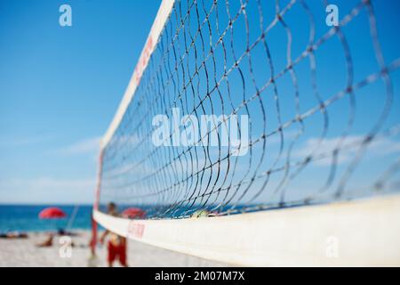 Une partie essentielle du jeu. un filet de volley-ball sur une plage. Banque D'Images