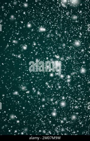 Vacances d'hiver et arrière-plan hivernal, neige blanche tombant sur fond vert festif, flocons de neige bokeh et particules de neige comme scène abstraite de neige pour Noël et de Noël neige design. 4K images de haute qualité Banque D'Images