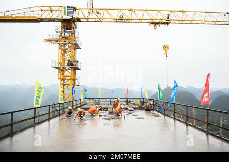 QIANXINAN, CHINE 4 DÉCEMBRE 2022 des travailleurs travaillent sur